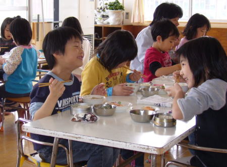 保育園での楽しいお昼ご飯