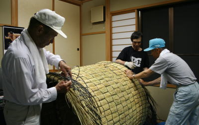 大蛇の胴体部分の制作風景