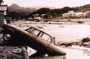 水害で流された乗用車