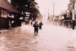 川になった道路